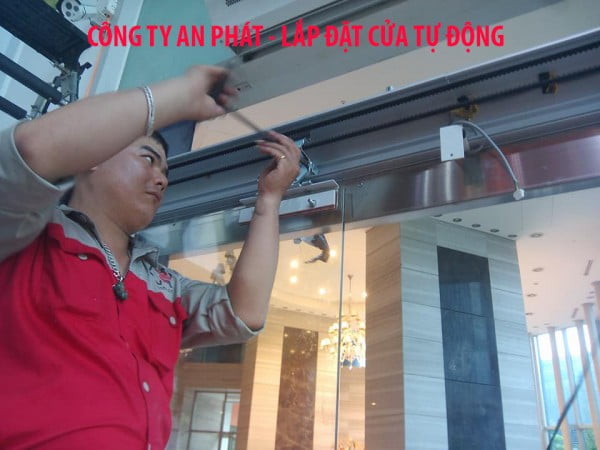 sua cua kinh tu dong 1 - Mẹo Tự Chỉnh Cửa Kính Cường Lực Bị Xệ