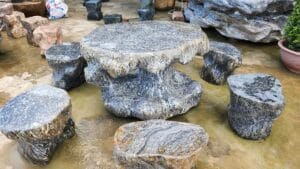 ban ghe da hoa binh va ky uc tuoi tho noi goc vuon