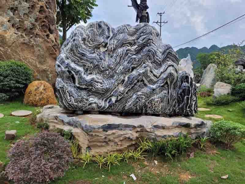 ĐÁ LŨA ĐEN VÀ ĐÁ TUYẾT SƠN